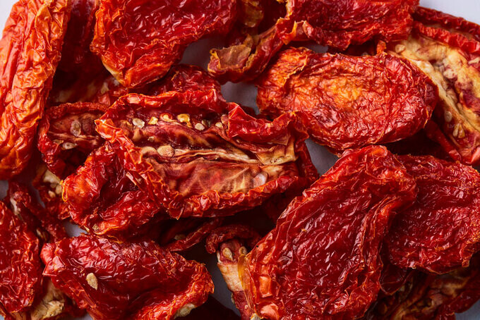 Domates Kurusu ile Yapılabilecek Damak Çatlatan Lezzetler 