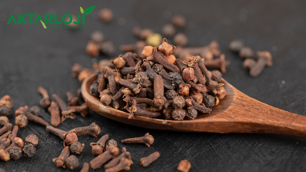 Tane Karanfil Çiğnemenin Ağız Sağlığına Faydaları